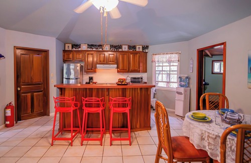 Gibson Bight House | Cozy 3-bed house in charming West End with WiFi, AC
