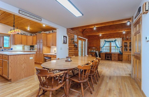 Chili Cabin | Cozy 3-bedroom cabin with WiFi and AC in tranquil Greenwood