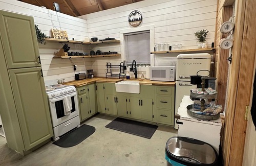 Winrock Cabin | Cozy 3-bedroom cabin on Petit Jean Mountain with AC, WiFi
