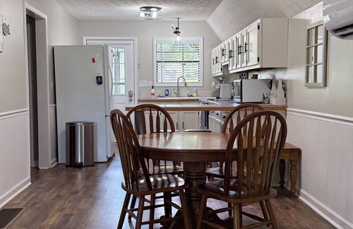 Farmers Cabin | Cozy 3-bedroom cabin with all the amenities two miles from Cave Run Lake.