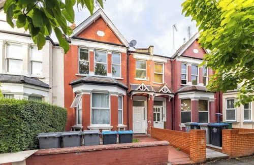 Mapesbury Apartment | Cozy 3-bedroom Flat in Willesden Green London
