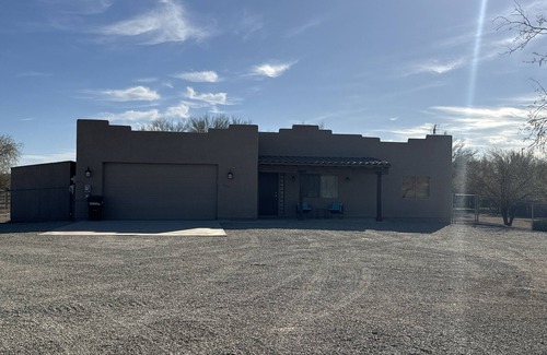 Wittmann House | Cozy 3-bedroom horse property with stalls and arena! Wittmann with WiFi, AC,