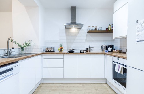 Epsom Cottage | Cozy 3 Bedroom Terrace Cottage in Epsom