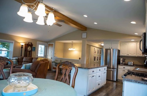 Marshfield House | Cozy 3BR, 1.5BA home in Marshfield