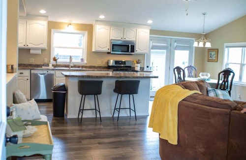Marshfield House | Cozy 3BR, 1.5BA home in Marshfield
