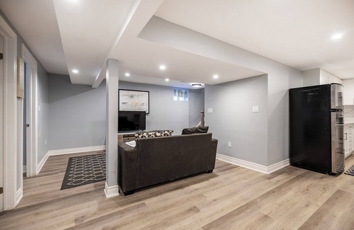 Lakeview House | Cozy 3BR Basement w/2 Baths