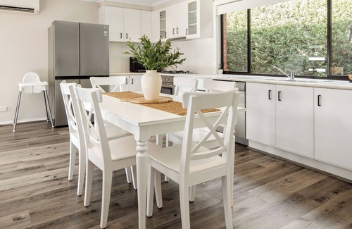 Delahey House | Cozy 3BR Home by Melb Airport, CBD & Watergardens