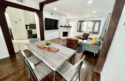 Lake Balboa House | Cozy 3BR Home W/Pool, Yard, Garage, & 80" TV!