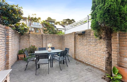 Darling Harbour House | Cozy 3BR: Near CBD, Fish Market & Darling Harbour