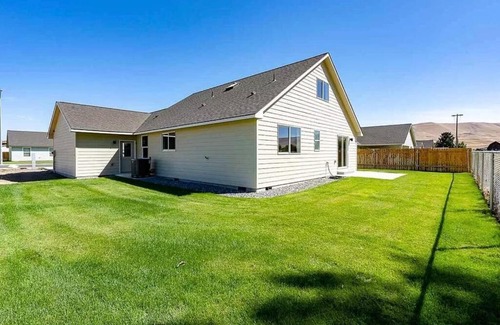 Prosser House | Cozy 4 Bedroom Home / Dual Masters / Living Rooms in Wine Country!