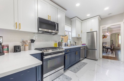 Evanston House | Cozy 4-bedroom house in adorable Evanston with WiFi, AC