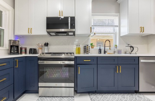 Evanston House | Cozy 4-bedroom house in adorable Evanston with WiFi, AC