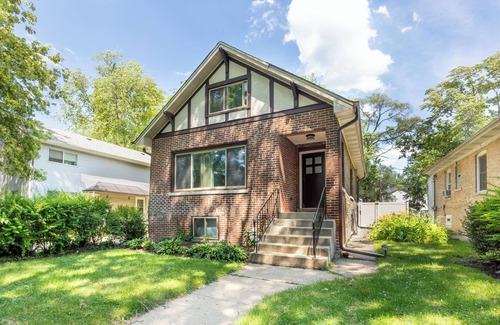 Evanston House | Cozy 4-bedroom house in adorable Evanston with WiFi, AC