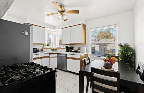 Dearborn Heights House | Cozy 4 Bedroom-Outdoor furniture- 2 bathrooms