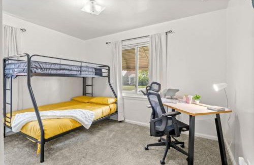 Dearborn Heights House | Cozy 4 Bedroom-Outdoor furniture- 2 bathrooms