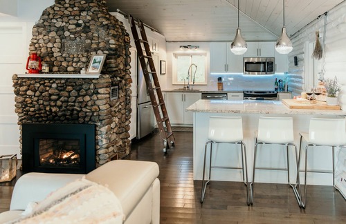 Chalk River Cabin | Cozy, 4-season Log Cabin on Lake w/Hot Tub, Outdoor adventure at your doorstep