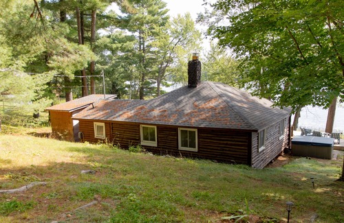 Chalk River Cabin | Cozy, 4-season Log Cabin on Lake w/Hot Tub, Outdoor adventure at your doorstep