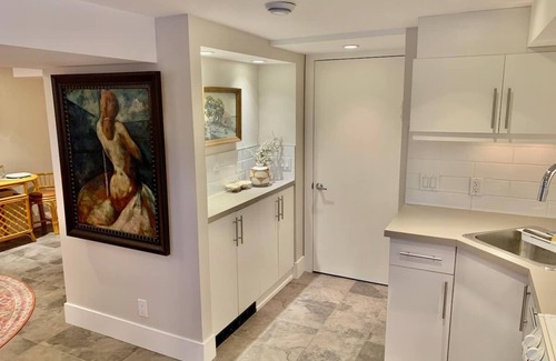 Crescent Heights House | Cozy 400 sqft suite with full kitchen and Inner City Neighborhood Amenities!