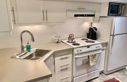 Crescent Heights House | Cozy 400 sqft suite with full kitchen and Inner City Neighborhood Amenities!
