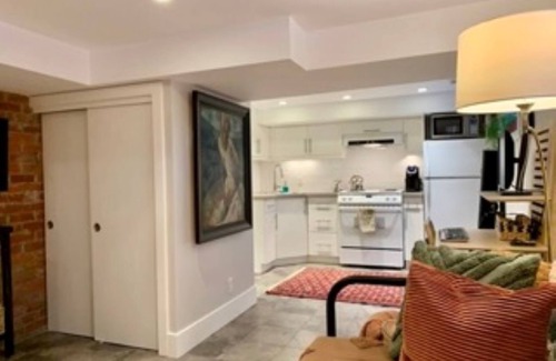 Crescent Heights House | Cozy 400 sqft suite with full kitchen and Inner City Neighborhood Amenities!
