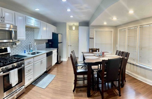 Carpentersville House | “Cozy 4BR Ranch Home: 5 Beds, 2 Baths, No Stairs”