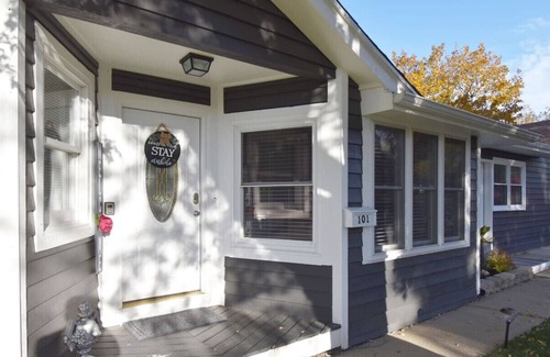 Carpentersville House | “Cozy 4BR Ranch Home: 5 Beds, 2 Baths, No Stairs”