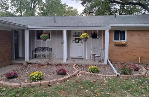Holly House | Cozy 5 bedroom home in Holly MI