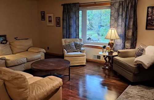 Holly House | Cozy 5 bedroom home in Holly MI