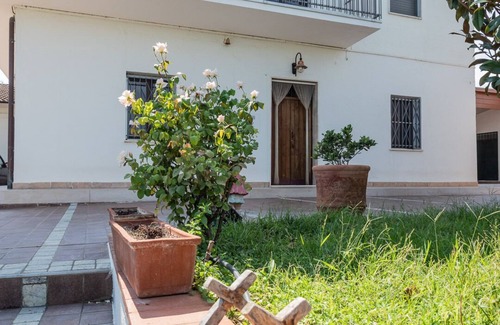 San Nico House | Cozy abode surrounded by greenery, just 10 minutes from the sea