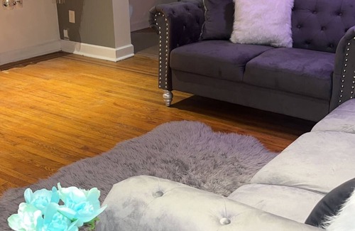 Ogontz Campus House | Cozy and Comfortable in the Northeast. Nurses and Teachers are welcome.