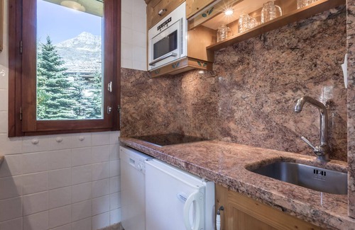 Le Cret Apartment | Cozy and Comfortable Apartment with South Balcony in Val-d'Isère