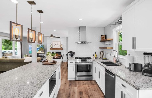 Woodstock House | Cozy and Comfortable-King Bed-1mile to Dtwn Woodstock