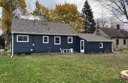 Ashwaubenon House | Cozy and local for NFL Draft!n3-bdrm house, 1.5 miles to Lambeau!