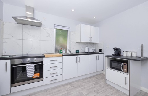 Enniskillen Apartment | Cozy and Modern 2-Bedroom Retreat in the Heart of Downtown
