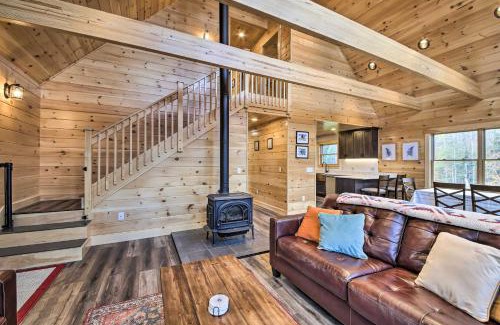 New Vineyard House | Cozy and Peaceful Waterfront Cabin on Porter Lake!