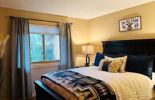 Craig Cabin | Cozy and quiet! Willow Creek Mountain Cabin with nature all to yourself!
