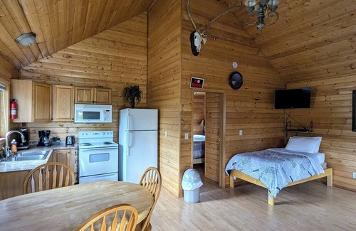 Regional District of Fraser-Fort George Cabin | Cozy and Relaxing Getaway Cabin #8n