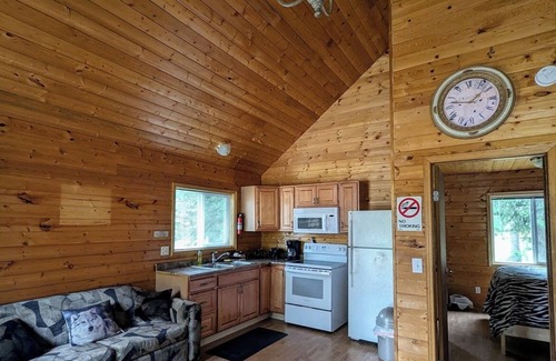 Regional District of Fraser-Fort George Cabin | Cozy and Relaxing Getaway Cabin #10n