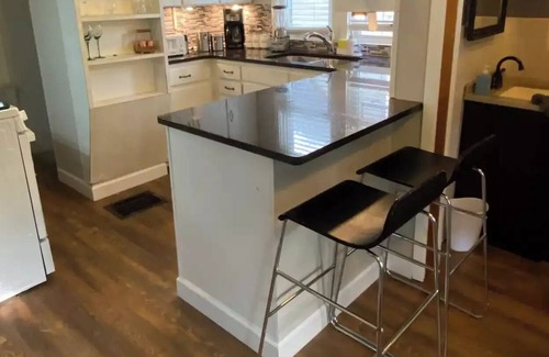 Mayfield Heights House | Cozy and Spacious 3 b 1.5 Bath