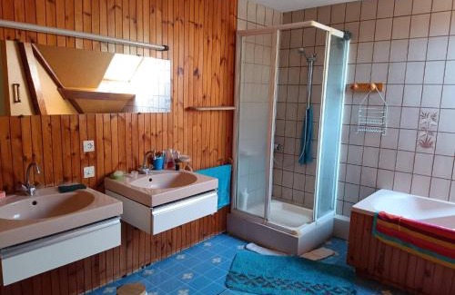 Fruges House | Cozy and tranquil double room with large desk
