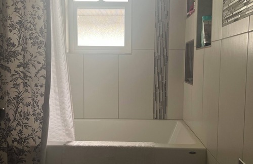 Renfrew House | Cozy and Welcoming Inner City Bungalow