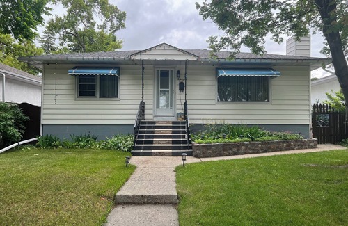 Renfrew House | Cozy and Welcoming Inner City Bungalow