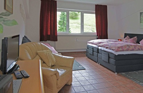 Oberveischede Apartment | Cozy Apartment in Bruchhausen with Terrace