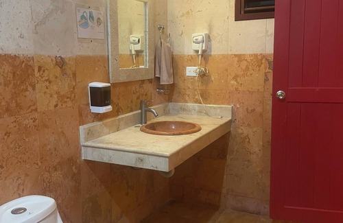 Downtown Holbox Apartment | Cozy apartment in charming Holbox with AC, WiFi cuarto en planta baja