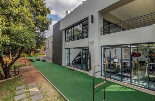 Greater Johannesburg Metropolitan Area Apartment | Cozy apartment in welcoming Fourways 1bed wifi 4km to Monte Casino 24/7security
