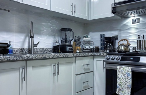 Pantoja Apartment | Cozy Apartment, Pool & Gym near the US Embassy