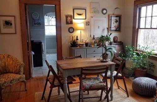 Twain Cottage | Cozy Artist Cottage, convenient to down town & UIowa