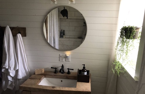 Erie House | Cozy Artists relaxing 5 bedroom + hot tub, sleeps 16+, Erie PA