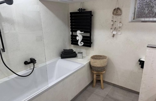 Bocholt Apartment | Cozy basement room + bathroom