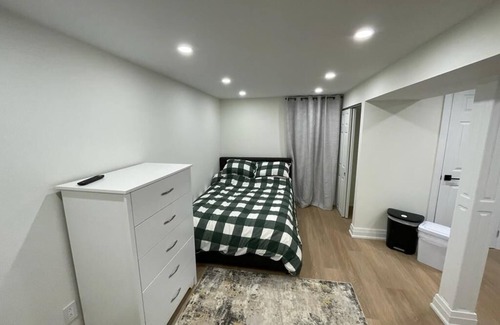 Oakville Apartment | Cozy basement studio apartment